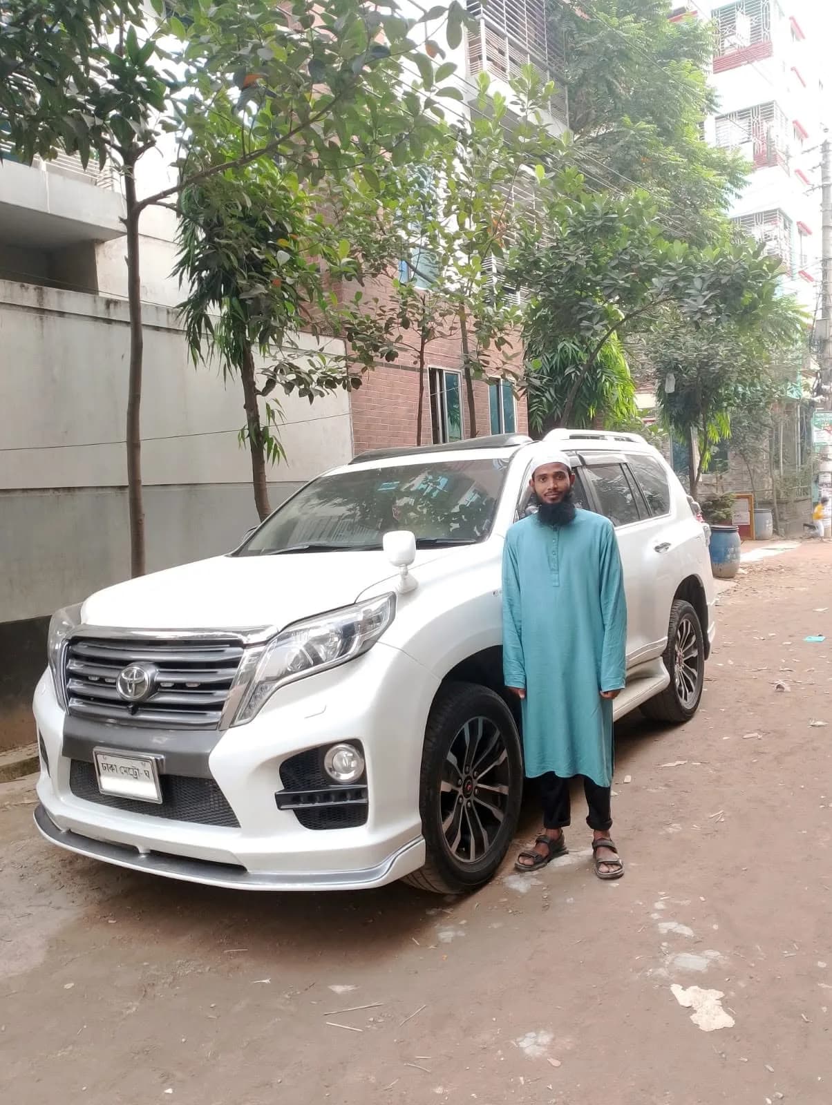 ট্রাকের হেল্পার থেকে দক্ষ চালক : বদলে যাওয়া আজাদের জীবন
